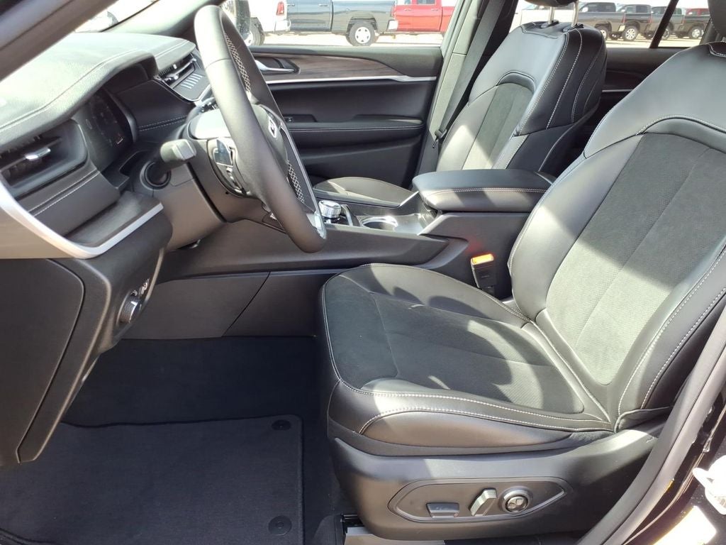 2026 Jeep Grand Cherokee Laredo Altitude